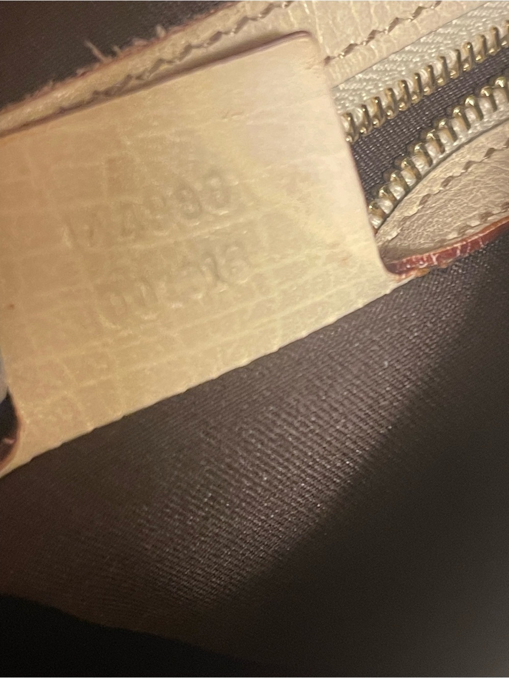 Gucci Crossbody with COA and two bag charms - Picture 16 of 16